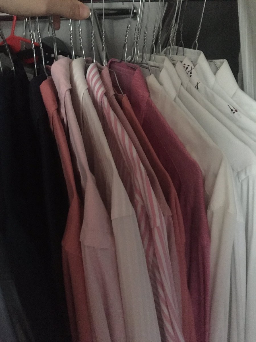 ClorddeWinter's tweet photo. J’ai fini hier soir mon #projetconfinement, et voici : toutes mes 79 chemises (!) propres, repassées, boutonnées (astuce : un trombone au col pour éviter les faux plis). Du coup, un thread où j’associe un twittos à une de mes chemises (fav’ et je t’associe aussi).#portraitchinois https://t.co/4Xi7jBmELR