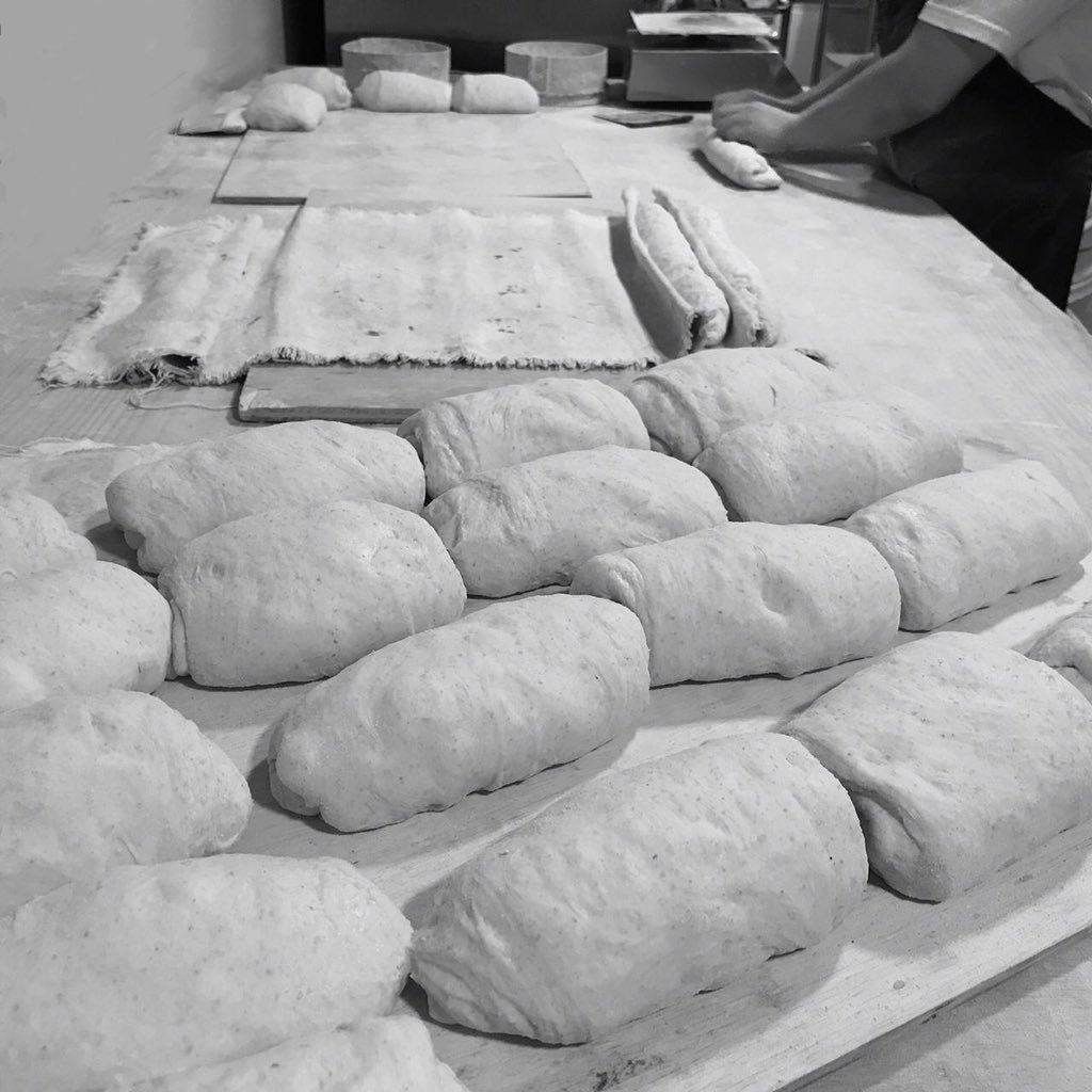 Lartisanpan's tweet photo. Paso a paso, con respeto y amor al proceso e ingredientes para entregarte lo mejor - tu  #PanDeVerdad 🥖 🥰🤤

#MasaMadre #Pan #Paneando #PanaderiaArtesanal #LargaFermentacion #HarinaAguaSal #Quito #Ecuador #UIO #sourdough #levain #wildyeast  #bakingbread #loaf #flourwatersalt https://t.co/W8AHZeYO6A