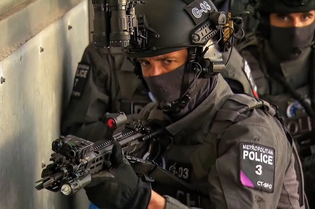 tacticalporn's tweet image. 🇬🇧Metropolitan SCO19 CTSFO during a Hostage Rescue exercise.

#CTSFO #MetropolitanPolice #Met
#SCO19 #ScotlandYard #TacticalUnit