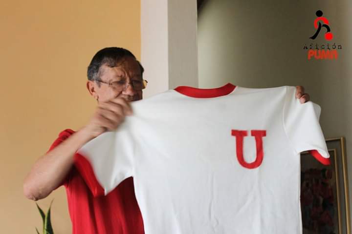 AficionPumaU's tweet photo. #FotosDelRecuerdo
El referente del fútbol universitario, el Ing.Mauricio "Pipo" Rodríguez, mostrando las camisas del equipo #CDUes de local y visita de la temporada 1965-1966, en el que se logró el subcampeonato.
#OlaRojaUniversitaria
#Ues https://t.co/NFjJn8LhE5