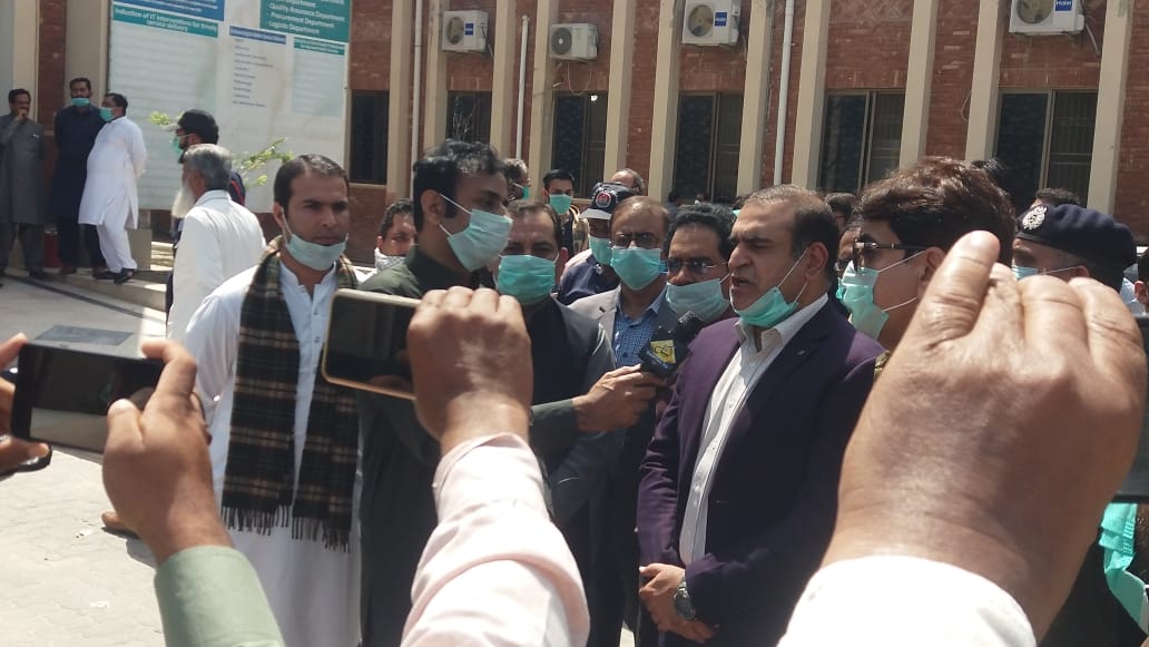 Ridafi4's tweet photo. Salute to all Health Care Staff by Govt administration DC, DPO Bahawalnagar.

#ARARCoronaSaviours 
#ARARServingHumanity 
#COVID19 https://t.co/hD9dGPbMaY