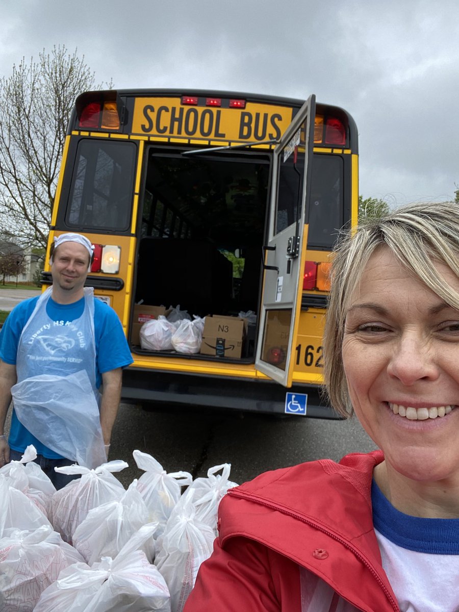 KeyClubLiberty's tweet image. Sponsors delivered meals to our LHS fam today and the rain stayed away! #WSDserves