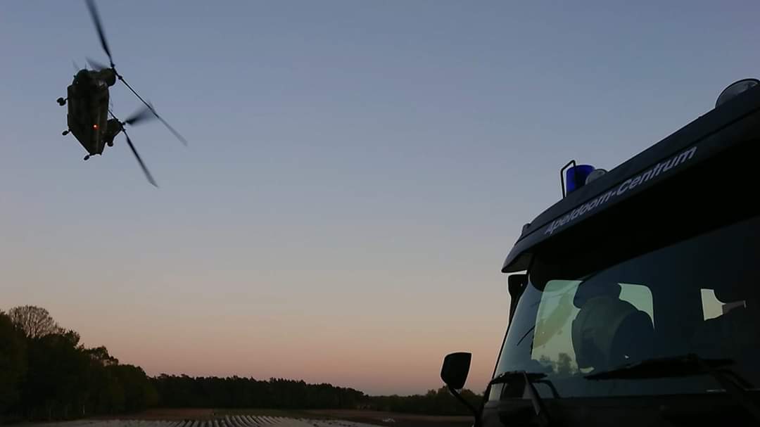 BrwApeldoorn's tweet image. Apeldoorn heeft ondersteuning geleverd bij het bestrijden van de grote natuurbrand bij Herkenbosch.Bij het bestrijden van deze brand werd ook ondersteuning geleverd door de Koninklijke Luchtmacht. Dat leverde dit mooie plaatje op van een Chinook helikopter en onze tankautospuit