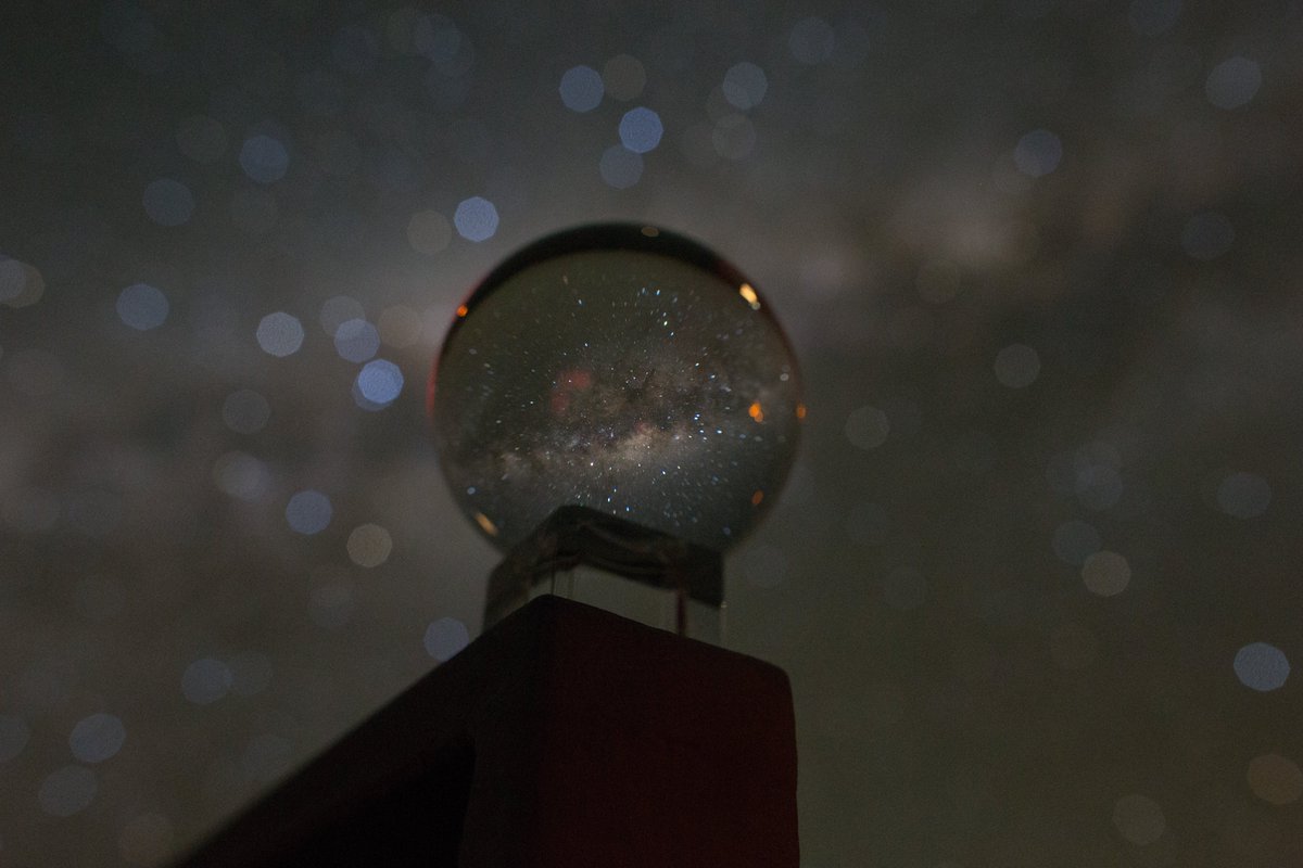 11/ I then had to choose the right aperture. Large apertures (right image) let through more light, but yield a narrower depth of field: the edge of the ball is more out of focus, and the bokeh of the background stars is larger. I didn’t want this, so I chose an aperture of f/4.