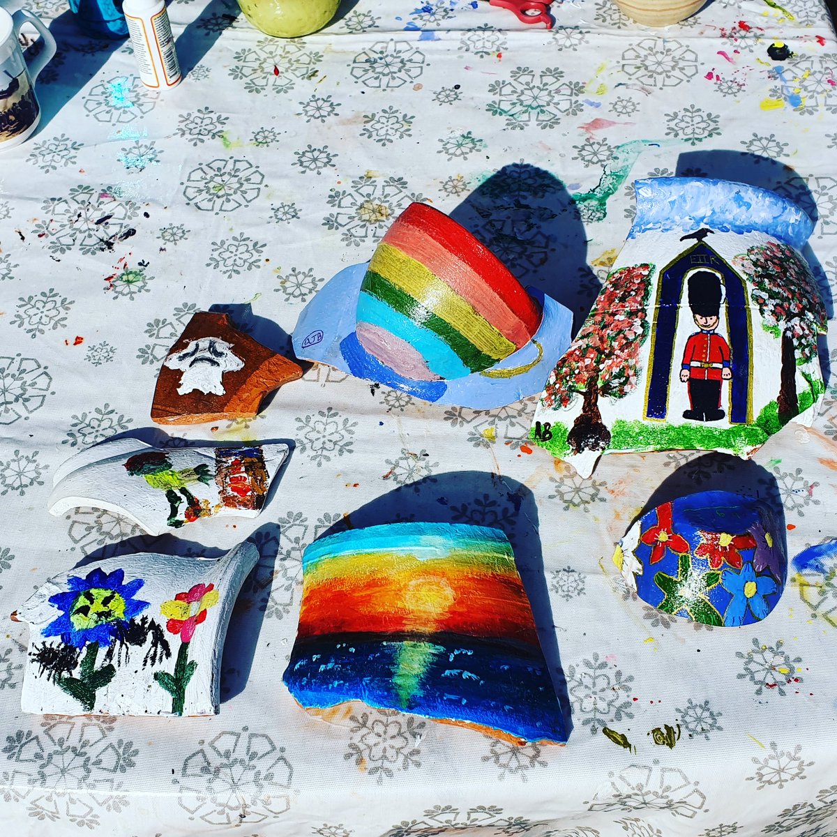 debsbainbridge's tweet photo. @KirstieMAllsopp A broken garden pot  and some acrylic paints...ta da!! #carryoncrafting https://t.co/LAlqrLN5IJ