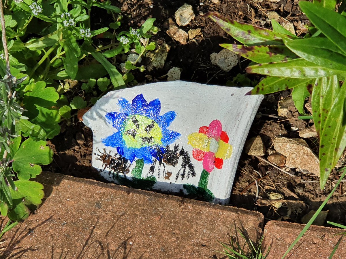 debsbainbridge's tweet photo. @KirstieMAllsopp A broken garden pot  and some acrylic paints...ta da!! #carryoncrafting https://t.co/LAlqrLN5IJ