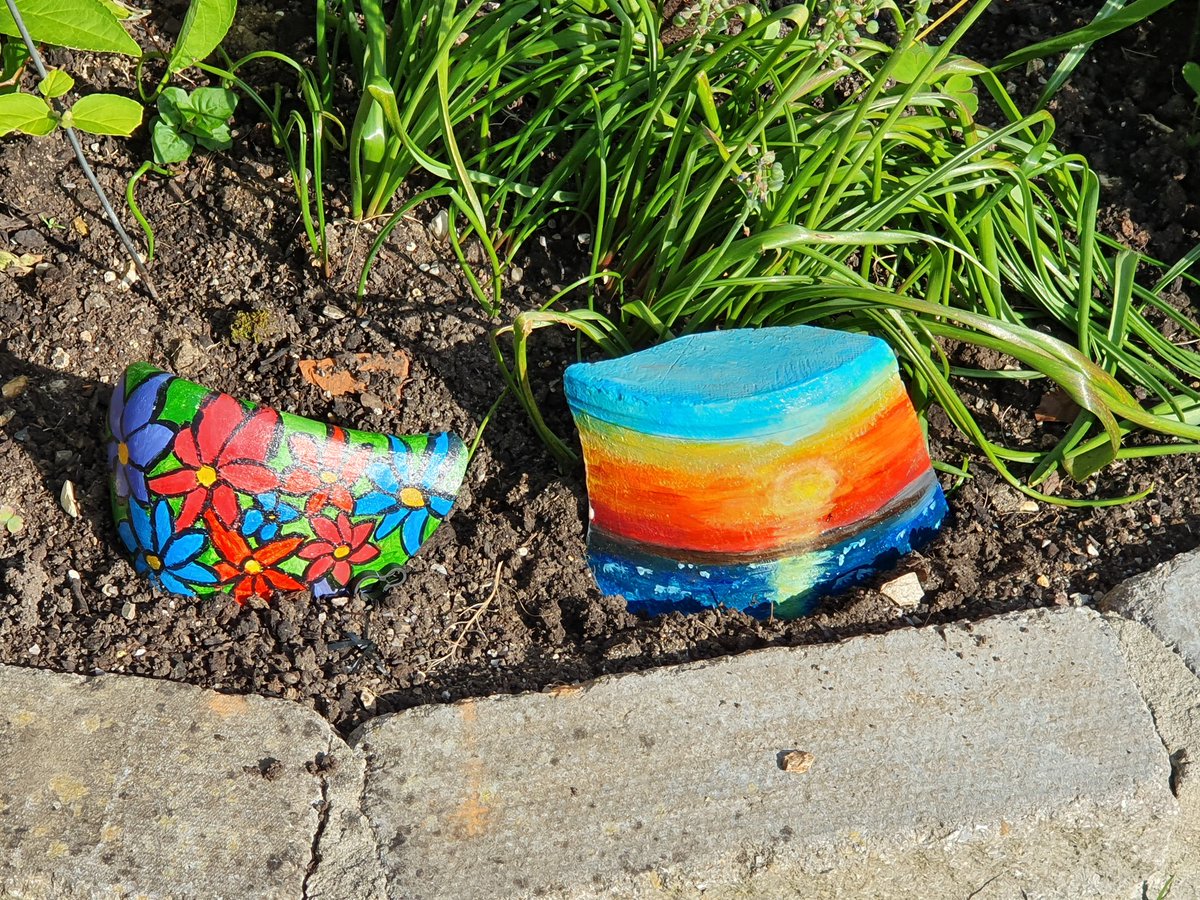 debsbainbridge's tweet photo. @KirstieMAllsopp A broken garden pot  and some acrylic paints...ta da!! #carryoncrafting https://t.co/LAlqrLN5IJ