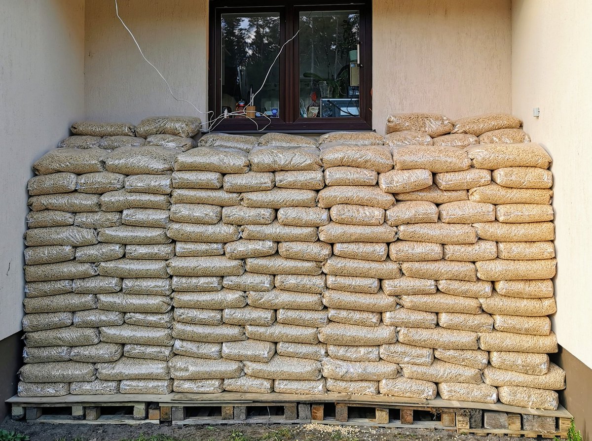 vigants's tweet image. Atjaunojamie energoresursi nākamajiem 12 mēnešiem sagrupēti. 300 x16kg maisi. Vajadzētu kādiem 30 maisiem palikt pāri ja būs tāda ziema kā šogad. #winteriscomming #granulas