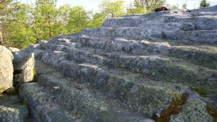 ..allegedly destroyed by partisans in the 1930s. After the fall of the USSR, an expedition named Hyperborea-98 was conducted. They found even more megalithic structures that seem to be astronomically aligned, as well as spiral labrynths (another indo-european theme)..