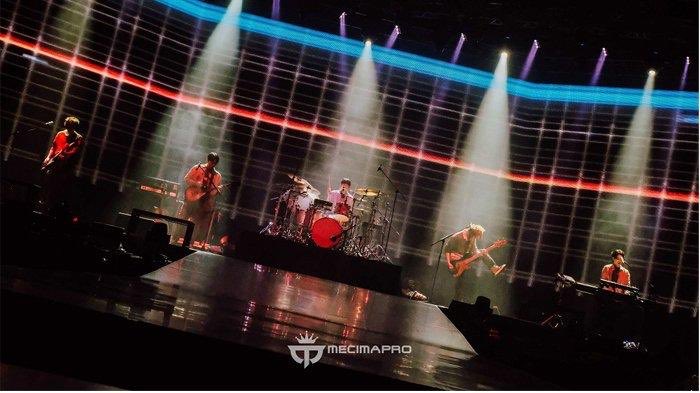 𝐎𝐓𝟓 𝐨𝐧 𝐒𝐭𝐚𝐠𝐞↳ A picture thread of DAY6 doing what they do best : performing on stage. #DAY6  #데이식스
