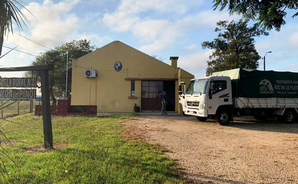 CAFUruguay's tweet photo. ¡Seguimos compartiendo la solidaridad de las coops agrarias! 💪🙂
Nuestra socia @cariplal donó canastas con productos de limpieza e higiene a 11 escuelas rurales de San José, a las que asisten 231 niños.
Podés leer la nota aquí: https://t.co/ulvR92Fw3u
#coopsagrariassolidarias https://t.co/EwXiZRHKn4