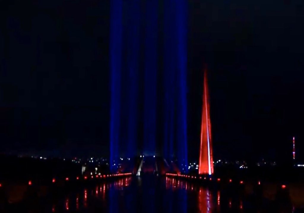 KaloManoukian's tweet photo. Ce soir dans toute l’#Arménie des luminions sont posés aux fenêtres, le mémorial du #GenocideArmenien est éclairé et visible dans toute la ville de #Yerevan 🙏🏼

#ArmenianGenocide #Armenia 🇦🇲 https://t.co/NqTw2mTyWN