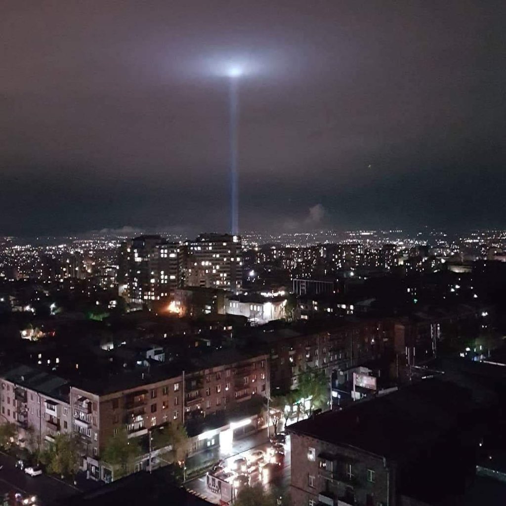 KaloManoukian's tweet photo. Ce soir dans toute l’#Arménie des luminions sont posés aux fenêtres, le mémorial du #GenocideArmenien est éclairé et visible dans toute la ville de #Yerevan 🙏🏼

#ArmenianGenocide #Armenia 🇦🇲 https://t.co/NqTw2mTyWN