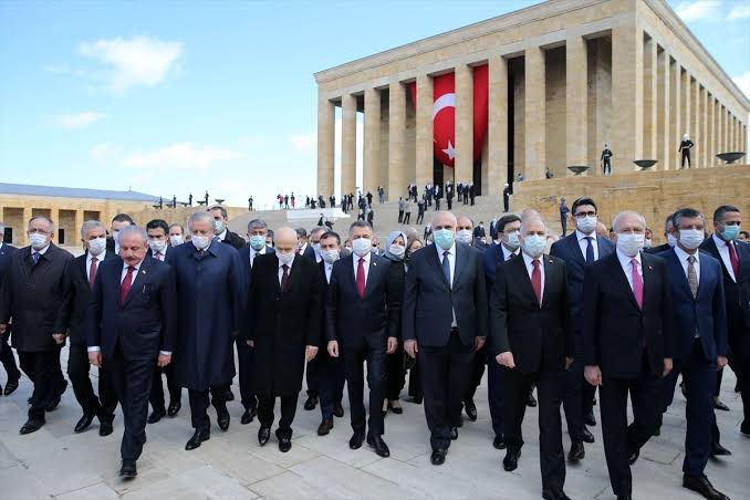 İlk önce cuma yasaklandı sonra  beştepede kendilerine has cuma kıldılar.Şimdide sosyal mesafeden bahsedip, kendileri için olmazsa olmaz ritüeli yerine getirdiler.Ya bunlar mileti enayi yerine komayı sevyor, yada milet enayi yerne koyumayı seviyor.Garip
#AnıtkabirSerbestCamiYasak