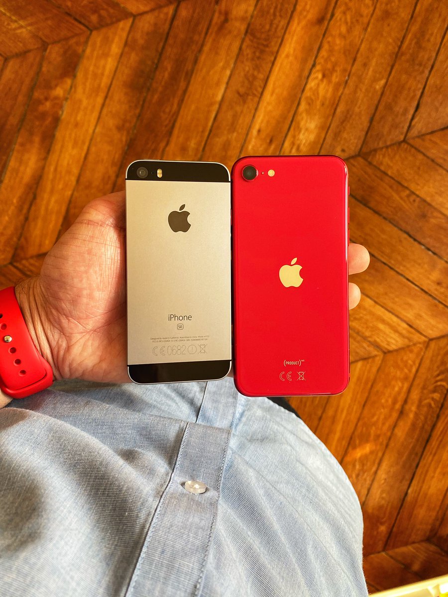 TheiCollection's tweet image. RT🔁 iPhone SE (2016) 
Like ❤️ iPhone SE (2020)