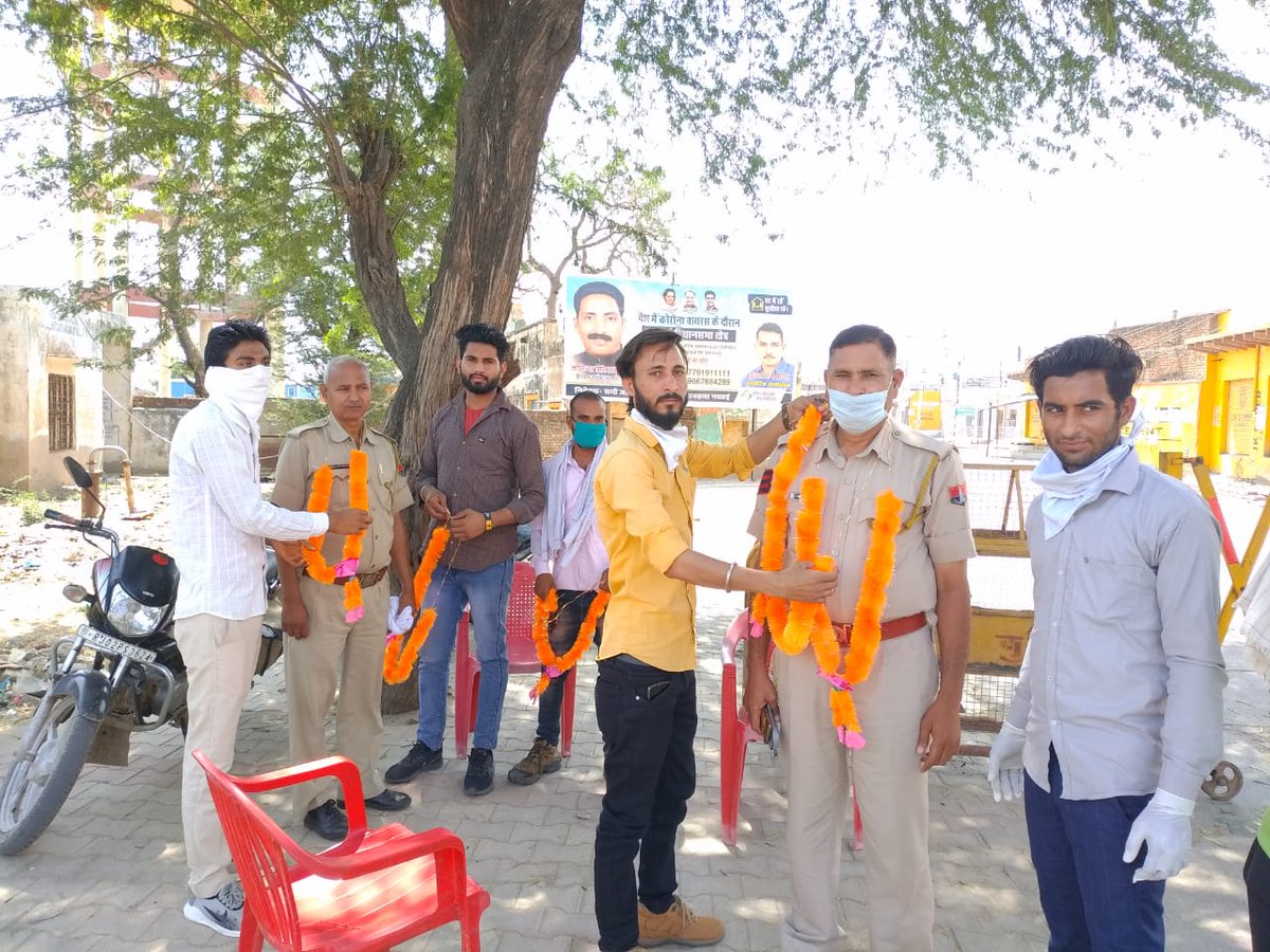 Ryc4rajasthan's tweet photo. आज राजस्थान यूथ क्लब भरतपुर जिलाध्यक्ष @JSogariya ने टीम के साथ मिलकर  कोरोना योद्धाओं का माल एव साफा पहनाकर स्वागत किया 
#RYC4RAJASTHAN
@Gulveerkarili @Ryc4rajasthan @PraveshRajRLP @FatehJaat  @Kuldeep4RSS  @sunilch92234780 https://t.co/lg0EExkeJM