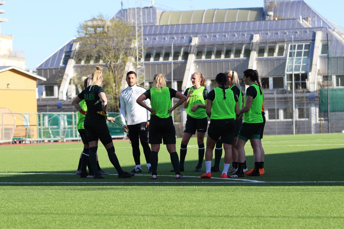 hammarbyfotboll's tweet photo. Kvällssol och ett uppskattat gästspel på Hammarby IP när damerna fortsatte fila på formen. Stockholm Challenge är som bekant uppskjutet tills vidare.  

#Bajen https://t.co/G6MRu1TdPy