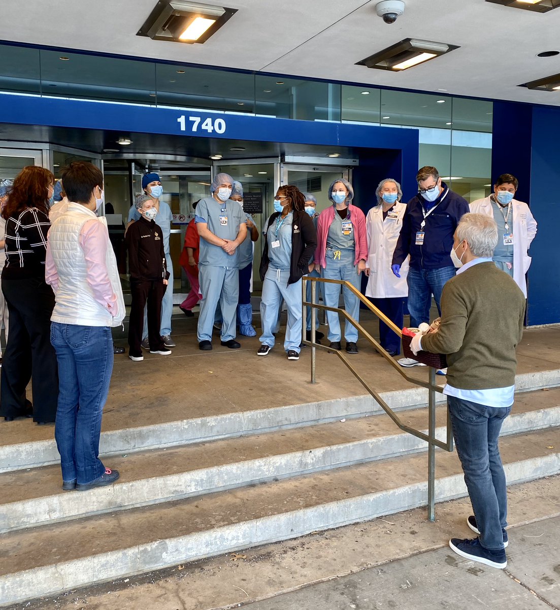 RahmEmanuel's tweet image. Today Amy and I packed and delivered @pachasoap basket of #selfcarekits to our frontline workers at @UIHealth, @SwedishChicago Hospital, Stroger Hospital @CookCtyHealth, and Schwab Rehabilitation Hospital @SinaiChicago.
