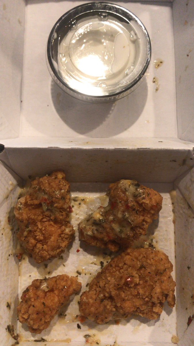 lbeutler's tweet photo. This is 4/10 boneless of the extra wet wings from @BWWings #condimentcupforsizereference #dry #pennysized #wow https://t.co/RBMgUQjRka