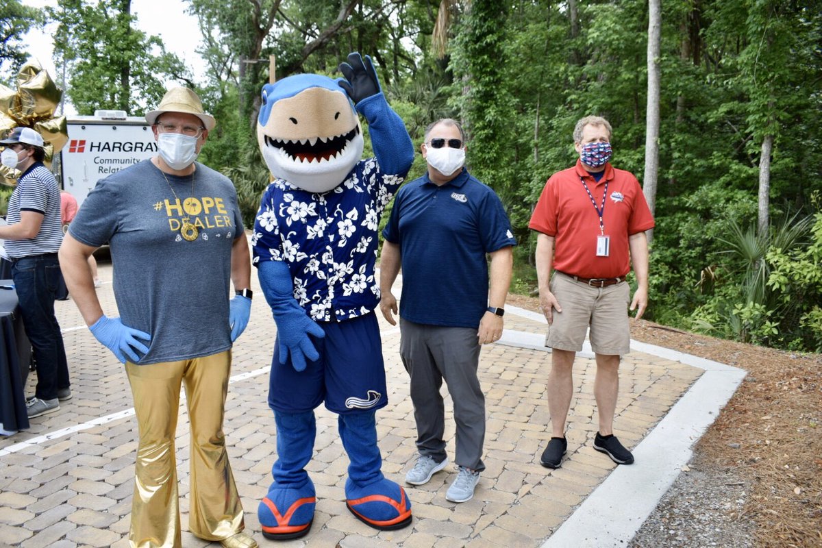 USCBeaufort's tweet photo. While practicing social distancing on our HHI campus, @FinneganUSCB eagerly assisted the @HHIBChamber and @HargrayComm in distributing #Help4Hope resturant gift cards to people economically impacted by COVID-19. Fins Up, Sand Shark Community! ππ¦ https://t.co/UPT87FvE1F