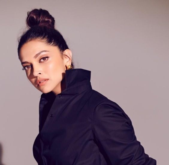 SiddhiVyas6's tweet photo. Memories are like a box of sweets....once you open it, you won't be able to stop by tasting just one piece... -Naina (Deepika Padukone 💕)
Movie: Yeh Jawaani hai deewani
By - @SiddhiVyas6
#deepikapadukone
#deepikaforever
#deepikafan #yejawanihaideewani #bollywoodactress #lockdown https://t.co/W3nHNOya4N