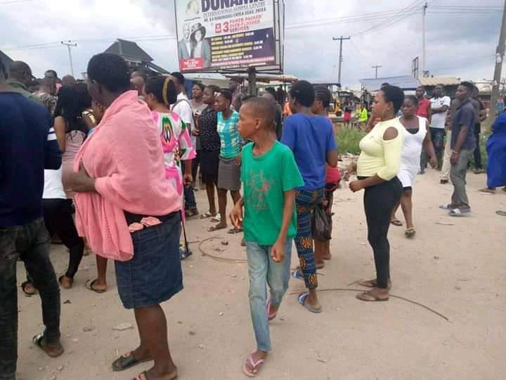 BREAKING!!!Rivers State Taskforce shoots a female officer of the  @PoliceNG who tried to resist them while trying to destroy goods belonging to street traders at Eneka town in Obio-Akpo LGA of Rivers State. 5pm, 24/4/2020.  @legitngnews  @lindaikeji