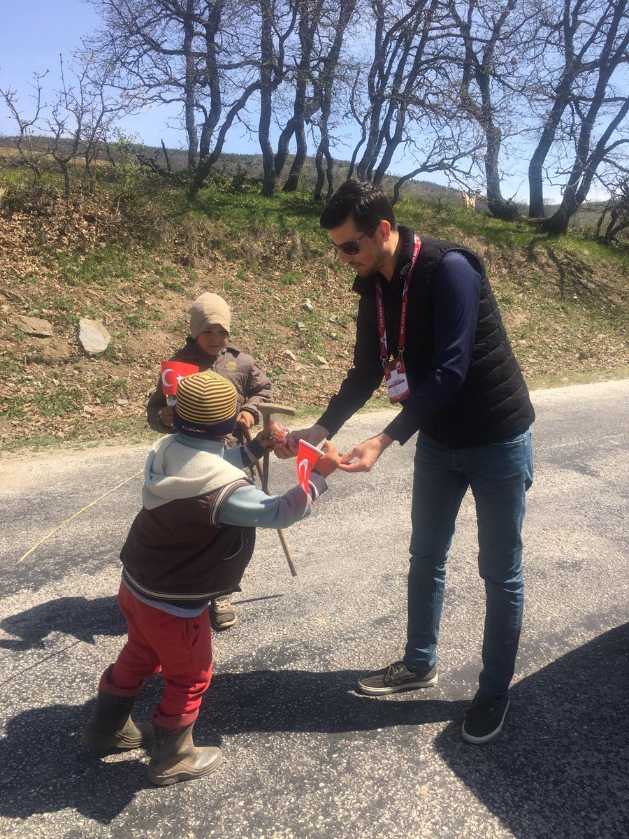 zafertopuzz's tweet photo. Şehirdeki de bizim, ilçedeki de, köydeki de, yoldaki de... bütün çocuklar bizim. Günleri kutlu olsun.
#23nisan2020 
@valikirklareli 
@KIRKLARELIMEM 
@tcmeb 
@ziyaselcuk https://t.co/TQLOrZmnHT
