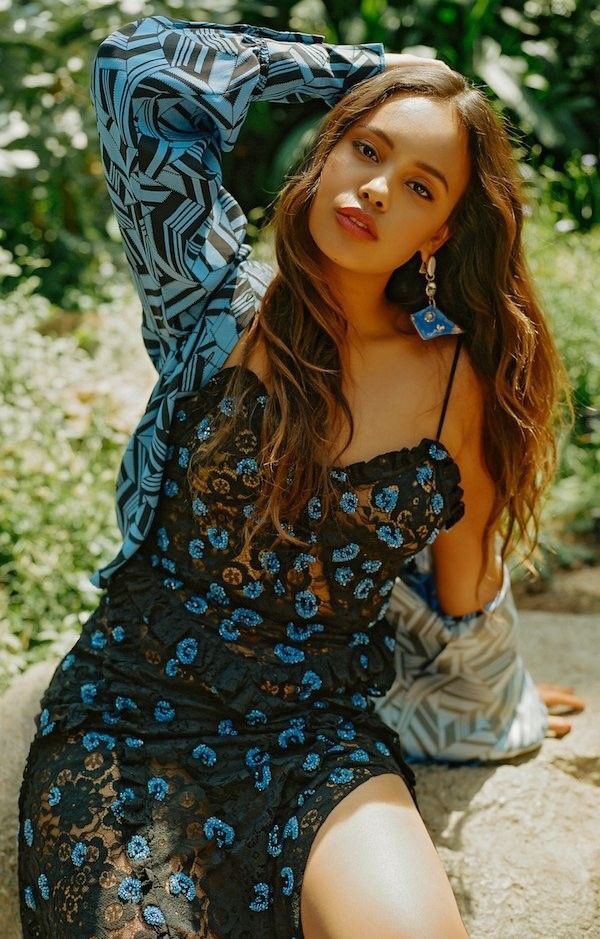 alisha boe, son sourire me fait sourire