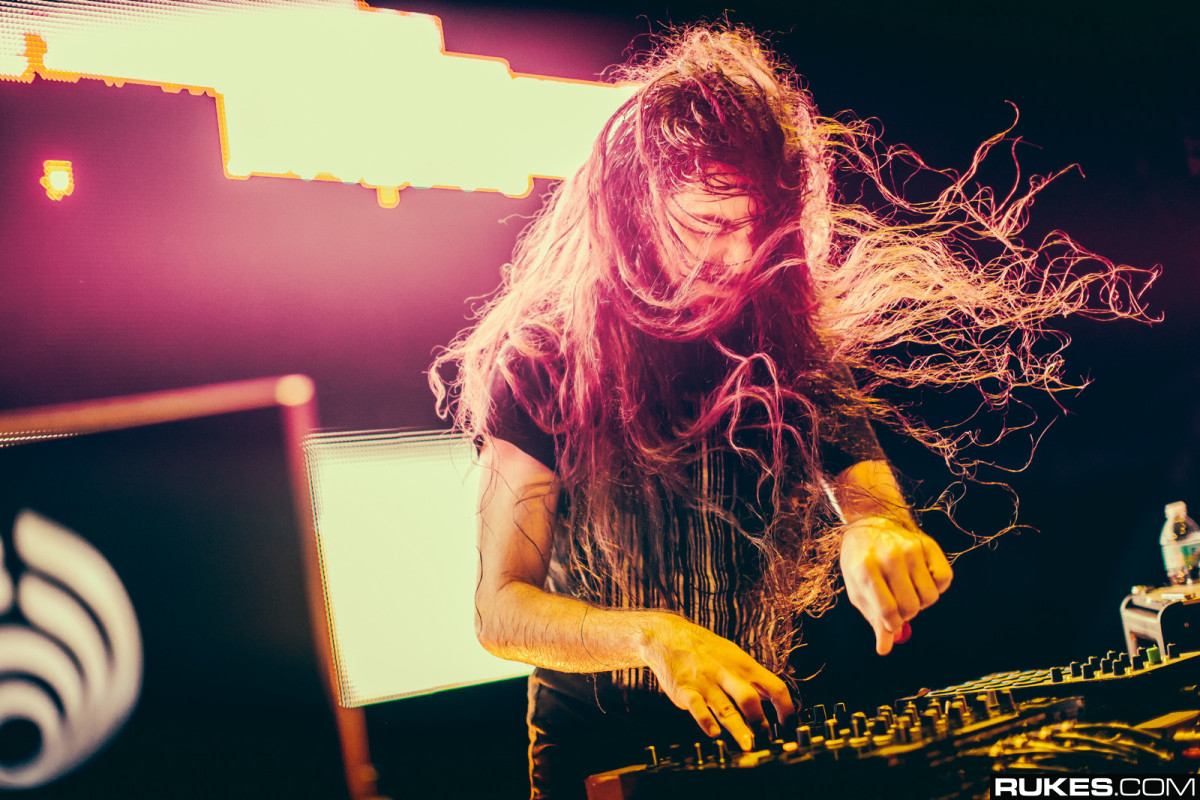 bjeaglefeather's tweet image. EDM.com Bassnectar Announces "The Lockdown Mixtapes" Series: "Inside For The People" will be the first mixtape, showcasing music from Bassnectar's forthcoming album "ALL COLORS." dlvr.it/RVKcsT #NEWS #Bassnectar #Mixtape Via @TheEDMNetwork