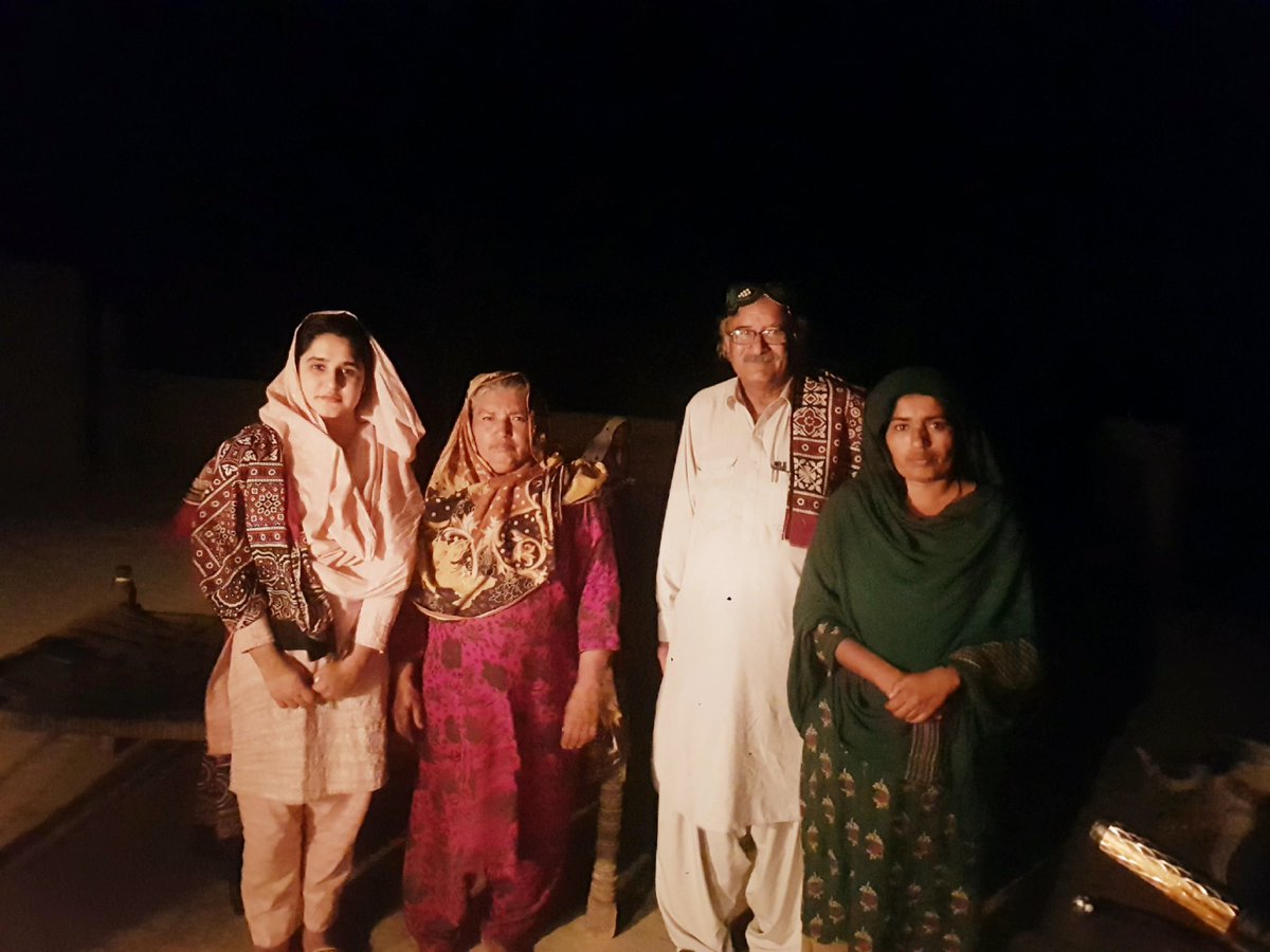 SindhooNawaz's tweet photo. سنڌ جي يگاني سياستدان ۽ ڏاهي محترم عبدالواحد آريسر صاحب جي وني ۽ ڌي اندرا جي خيريت معلوم ڪرڻ لاءِ سائين تاج جويو, حمز سان گڏجي سندن گهر وياسين.
ان سان گڏ سنڌ جي مزاحمتي شاعرن ماما جمن دربدر،حليم باغي،حاجي ساند،صالح آريسر ۽ ٻين سان به تمام  يادگار ڪچهري ٿي.

#TributeToSainGMSyed https://t.co/zWId5ipNso