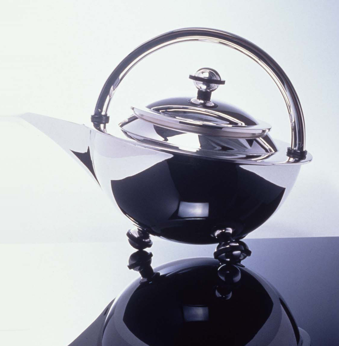 MartynJPugh's tweet photo. I fancy a cuppa of Lapsang Souchong, low quality leaves smoked to make them acceptable...so much for my sophisticated taste!
Orbit' teapot holds a surprising six cups, pours like a dream. 
#martynjpugh #contemporary #modernsilver #teapots #bespoke #weddinggifts #forthetable https://t.co/GeEkGDHVhX