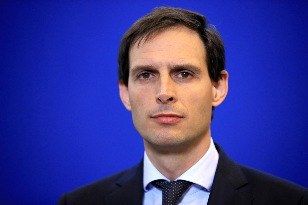 Air France-KLM CEO forfeits bonus under Dutch pressure reuters.com/article/us-hea…