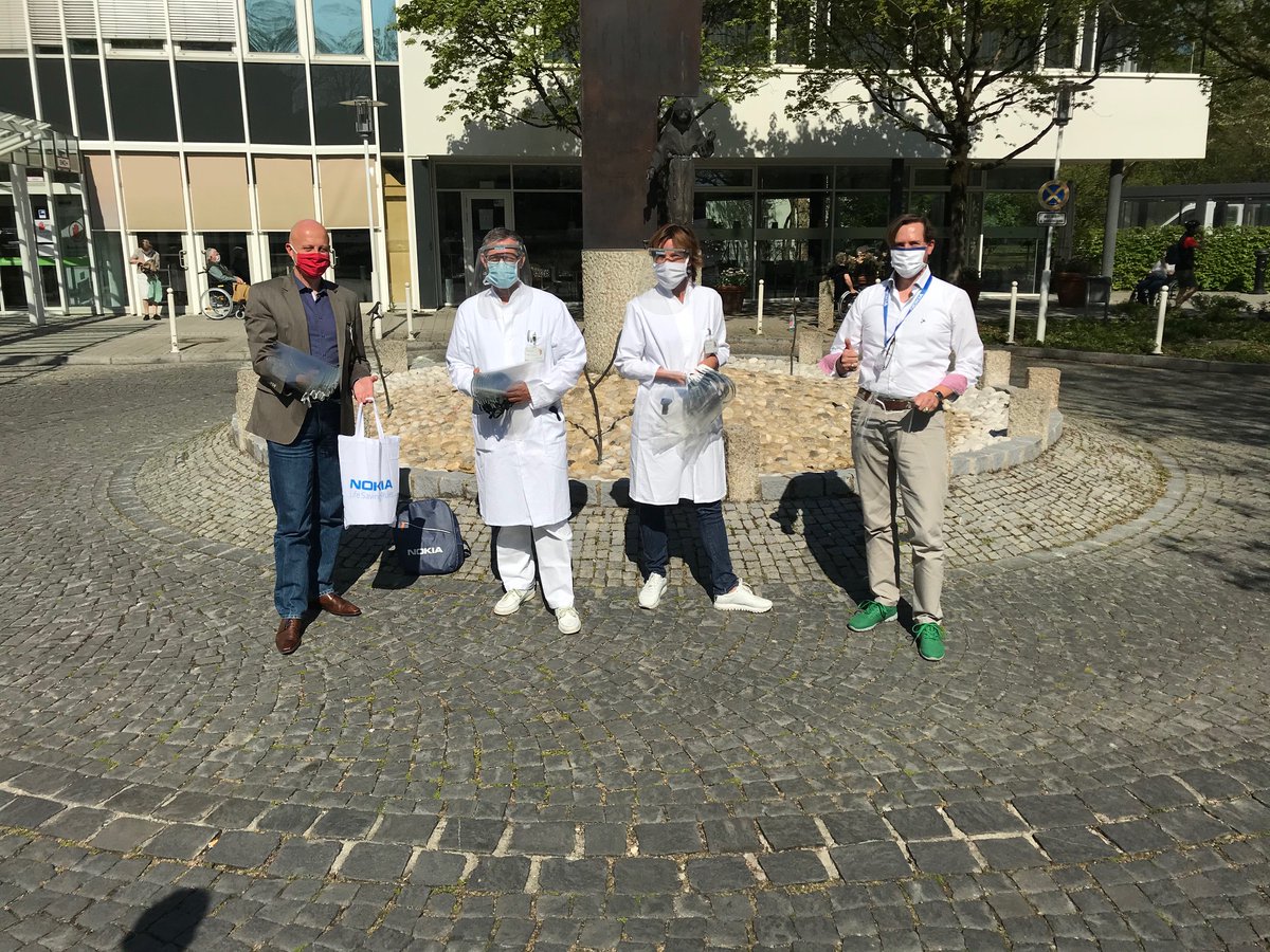 RFrohler's tweet photo. Heute haben zwei Kollegen von Nokia und ich dem Krankenhaus Dritter Orden in München 50 Gesichtsvisiere übergeben. Ein herzliches Dankeschön kam prompt von Dr. H. Schrödel von der Geschäftsführung des Krankenhauses, sowie dem Chefarzt Dr. N. Rank und  Frau Dr. B. Pförringer. https://t.co/04d3vZwLO4