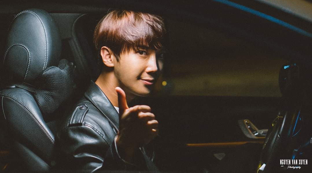 PJM_ARGENTINA's tweet photo. El fotógrafo Nguyễn Van Xuyen habla de sus sentimientos al trabajar con uno de sus Idols favoritos de SS501 en la película "You and I" y nos comparte esta hermosa foto de detrás de escena 😍

Fuente: https://t.co/lm2kLobBEv

#parkjungmin #ss501 #박정민 #YOUANDI #ss501 https://t.co/HqJUuwQyb0