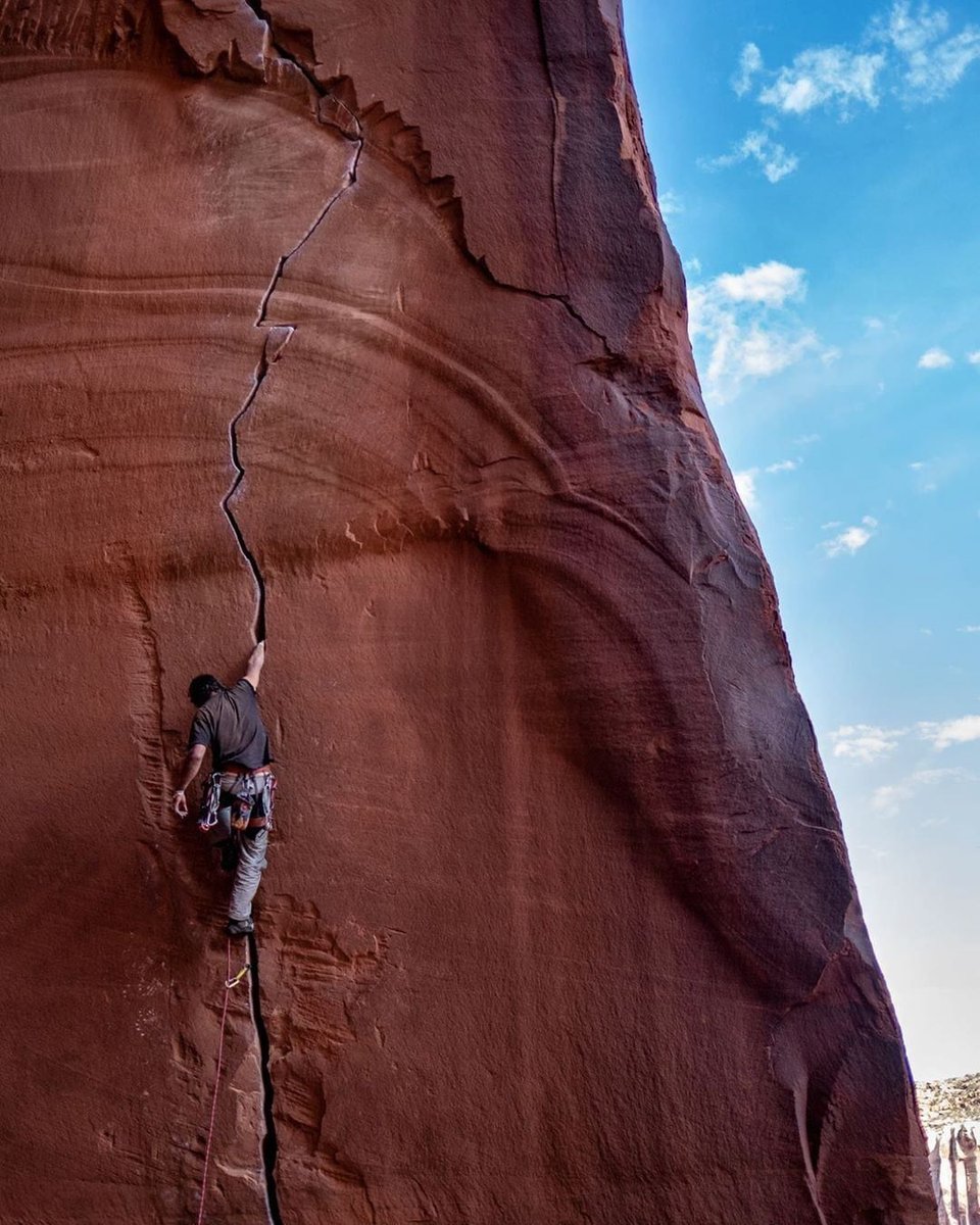 ClimbingHoldn's tweet photo. That must be the most photogenic crack I've ever seen 😂! Dan Clark (📸@expatnorway) crack climbing at Indian Creek
.
.
#tradisrad #crackclimbing #tradclimbing #climbing #climb #climbing_pictures_of_instagram #climbinglife #rockclimbing #iloveclimbing #climbinginspiration https://t.co/1SEfTt2eH5