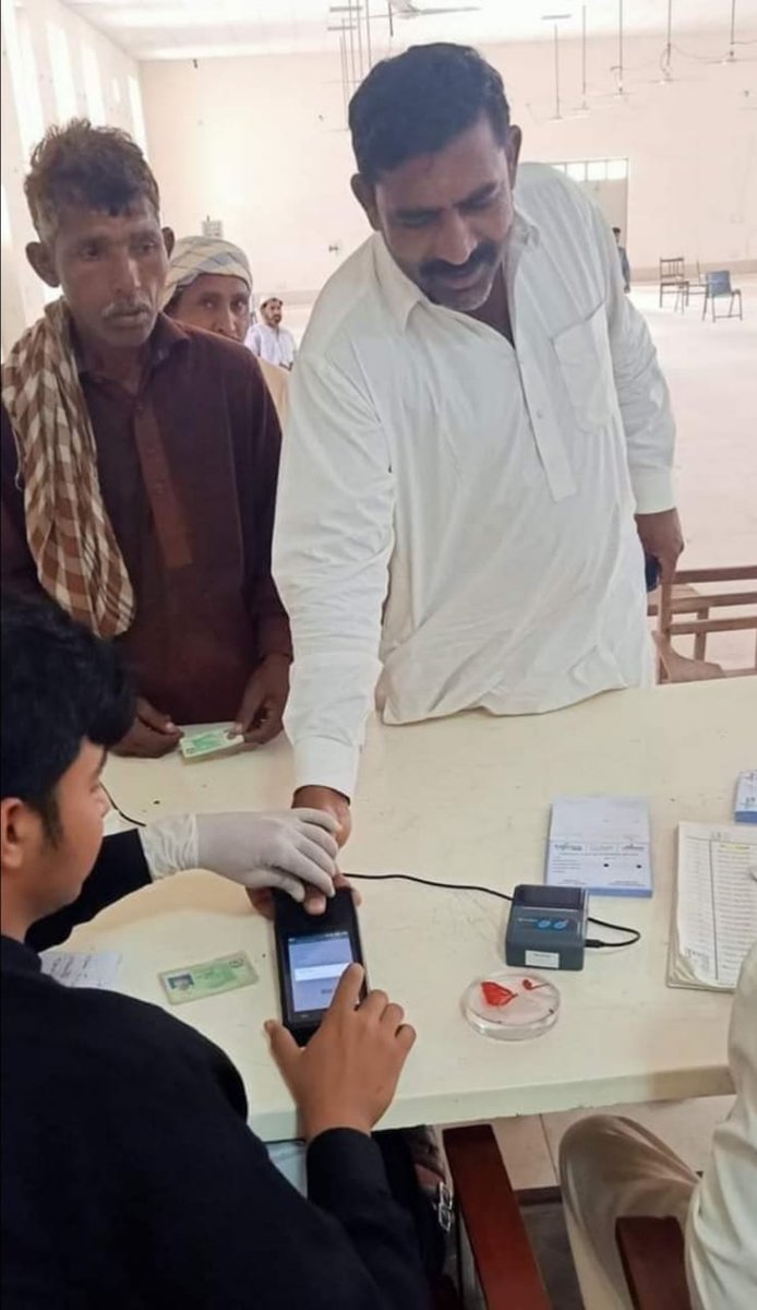 IsmailgeeSheikh's tweet image. لودھراں ۔۔۔ سردار مظہر عباس نمبردار  ۔۔ 20 ایکڑ رقبے کا مالک۔۔۔
 احساس پروگرام والے 12000 وصول کرتے ہوے ۔۔۔ تمام بھائیوں سے گزارش ھے اس ماہ رمضان میں زکوتہ فطرانہ اور صدقہ اسی شخص کو دیں۔۔😂😂😂😂😂😂😂😂😂