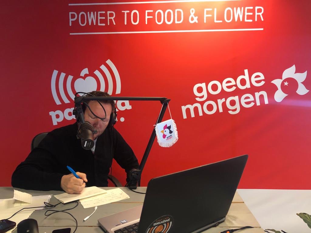 fey08's tweet photo. Wat is radio maken trouwens leuk! 😃🎧🎙 #hortifront https://t.co/YmLXRPdGBr