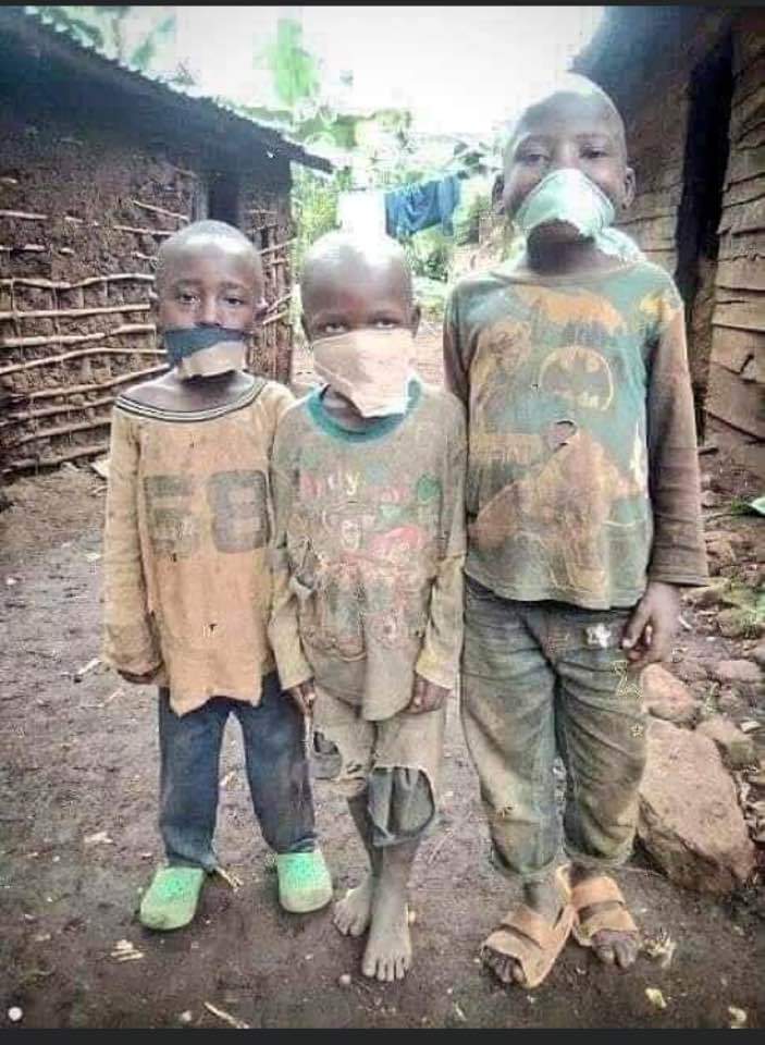 ShamaAdolph's tweet photo. J'ai eu très mal en voyant cette image.Chers autorités, j'ai sillonné  plusieurs coins de la république et le constat est le même que sur cette photo.Pauvreté inimaginable, vie intenable,les enfants et les femmes presque tjrs nus et moribonds.Changez nous ce pays @Presidence_RDC https://t.co/5gmuD8NgAG