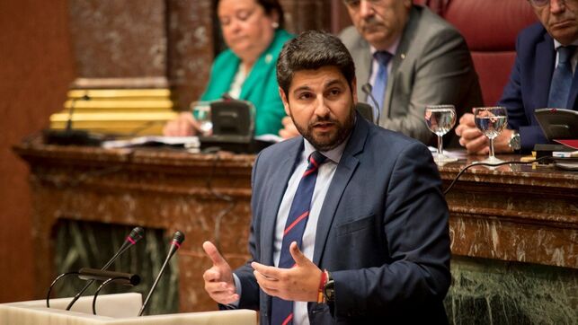 eldiarioes's tweet photo. PSOE y Podemos denuncian en Murcia un recorte en Sanidad de 57 millones y una subida salarial del presidente de casi 3.000 euros https://t.co/Pgd1BzE765 Por @erenacalvo https://t.co/jygkilE6eC