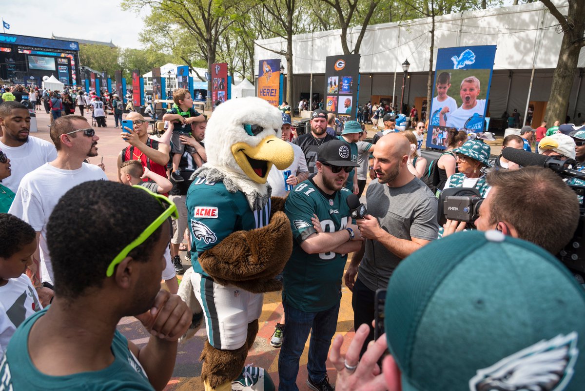 discoverPHL's tweet photo. Today's #NFLDraft sure is bringing back some fond memories...
Were you one of the 250,000 fans that joined us on the Parkway in April of 2017 for #DraftInPHL? https://t.co/wFuIMCG6N2