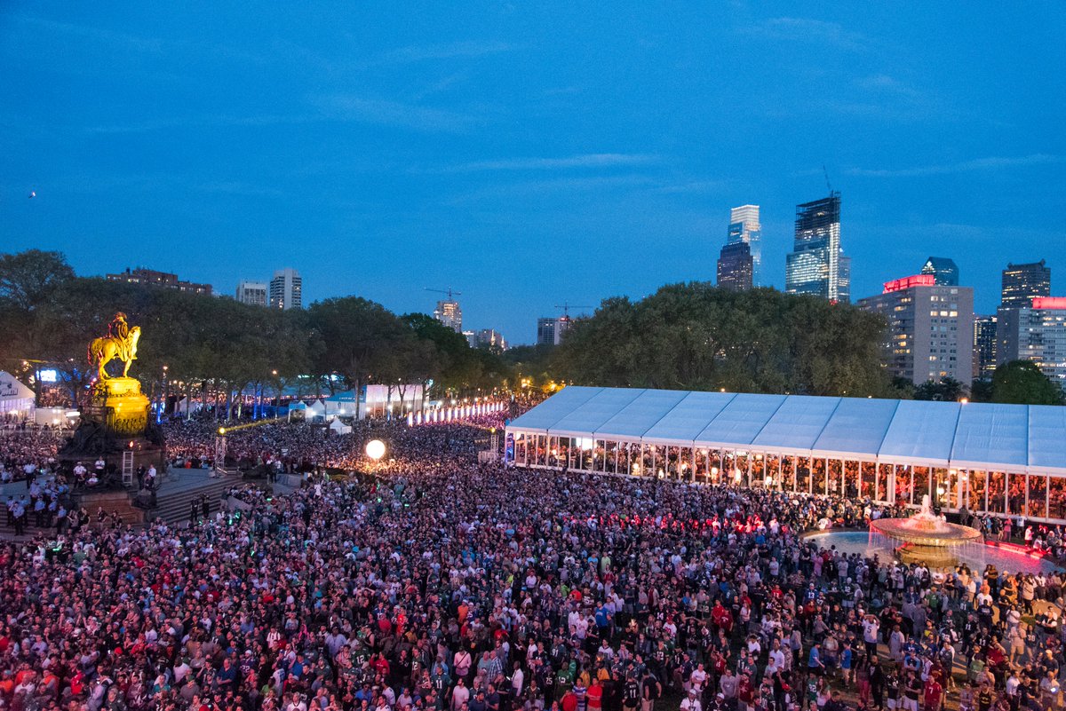 discoverPHL's tweet photo. Today's #NFLDraft sure is bringing back some fond memories...
Were you one of the 250,000 fans that joined us on the Parkway in April of 2017 for #DraftInPHL? https://t.co/wFuIMCG6N2