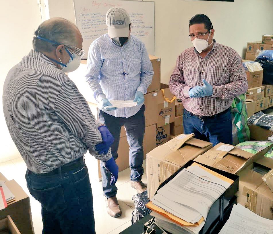 DPS_LosRios's tweet photo. #Guayas | Autoridades del Hospital León Becerra de Milagro, reciben 3 monitores multiparámetros, 80 trajes antifluídos y 40 gafas en donación de la Fundación @SalvarVidasEC, para fortalecer el trabajo de los salubristas y evitar contagio durante emergencia sanitaria por #Covid_19 https://t.co/uVOWOrfie3