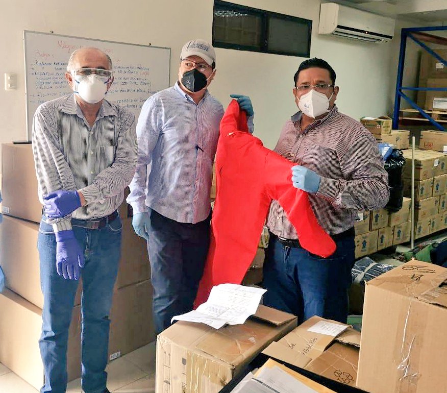 DPS_LosRios's tweet photo. #Guayas | Autoridades del Hospital León Becerra de Milagro, reciben 3 monitores multiparámetros, 80 trajes antifluídos y 40 gafas en donación de la Fundación @SalvarVidasEC, para fortalecer el trabajo de los salubristas y evitar contagio durante emergencia sanitaria por #Covid_19 https://t.co/uVOWOrfie3