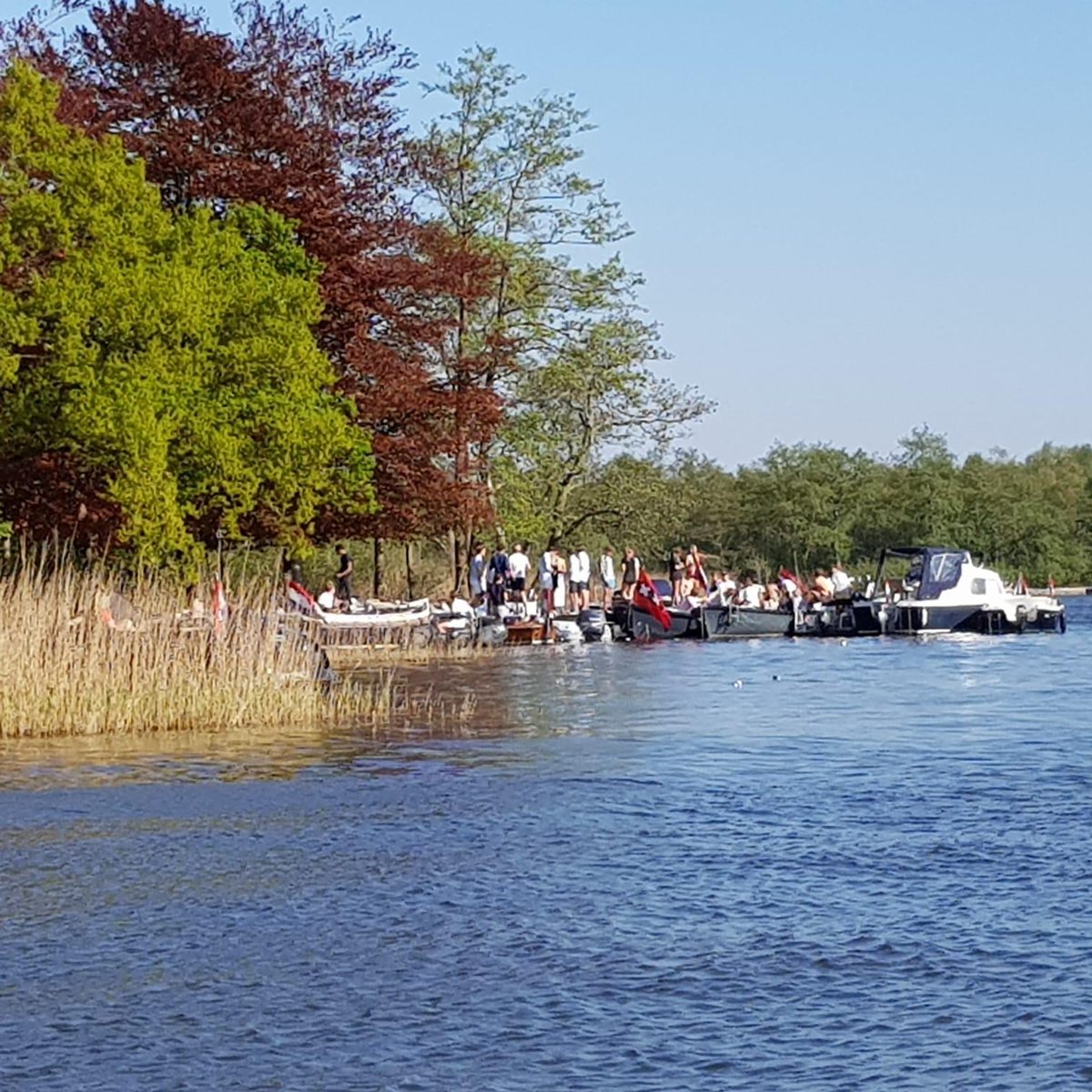 Vooral jongeren hebben steeds meer lak aan 'anderhalve meter': politie maakt eind aan feest op de Wastobbe in Loosdrecht..