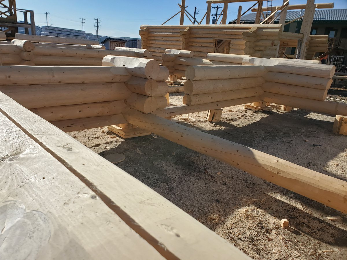 MH_WoodS's tweet image. The yard is busy as we finish touch ups on one build and start the building process on another. #logbuilder #customloghomes #cabinlife #cabinliving #loghomes