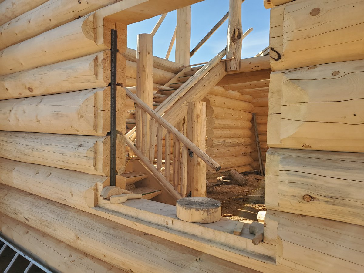 MH_WoodS's tweet image. The yard is busy as we finish touch ups on one build and start the building process on another. #logbuilder #customloghomes #cabinlife #cabinliving #loghomes