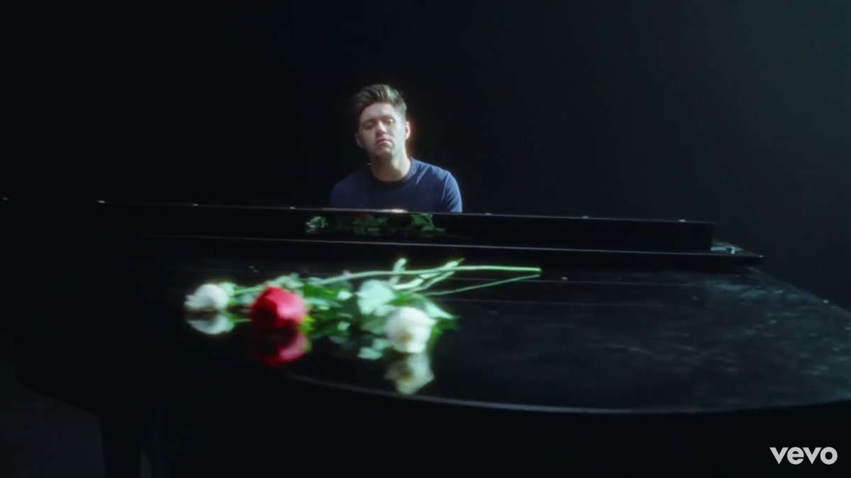 The video starts with Niall playing a piano, on which there are 3 roses  #HeartbreakWeather  