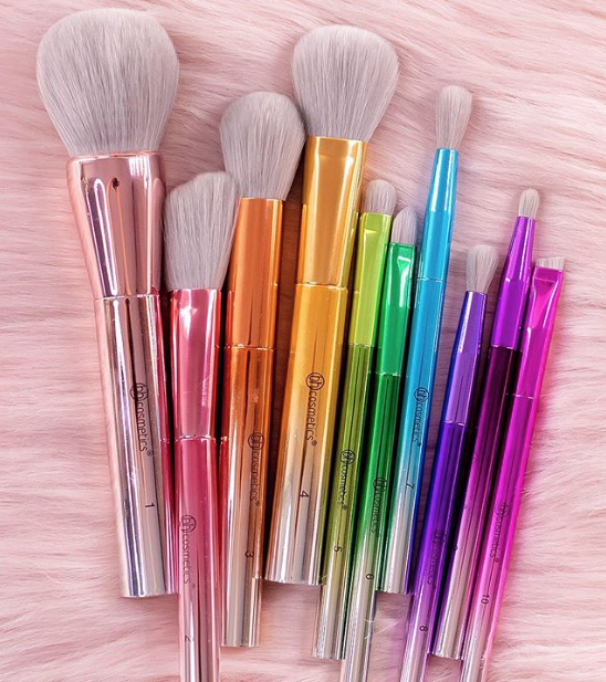 Spart jetzt bis zu 60% bei unserem Sale - das Take Me Back To Brazil Brush Set ist zum Beispiel 25% günstiger! 🌈🛍️ ​📸: lex_beautybar