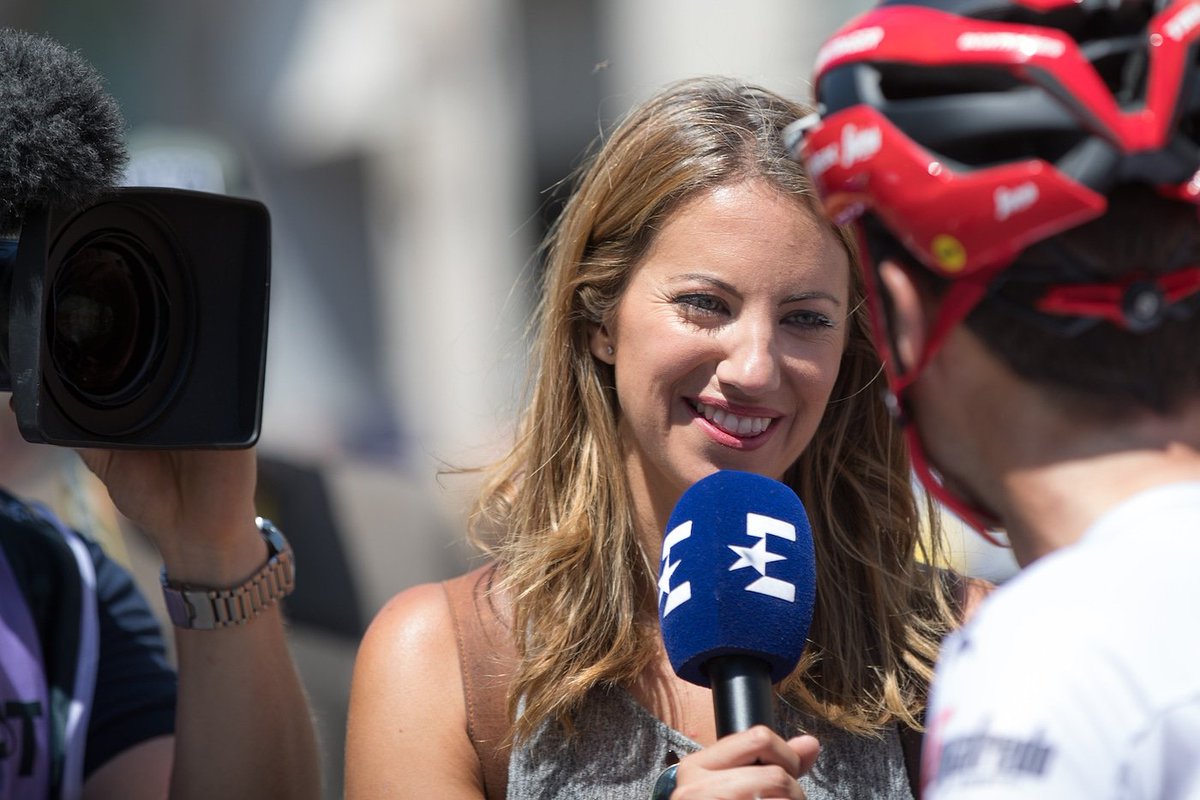 Flandrien3's tweet photo. As female reporter @Laura_Meseguer has presented cycling for @Eurosport since 2014, a quite unusual role in the male-dominated world of cycling. Say “hello” to a tough woman in a tough sport!

Foto: Leo van Bon.

https://t.co/RiWz10F2V2 https://t.co/91aiKmx70o
