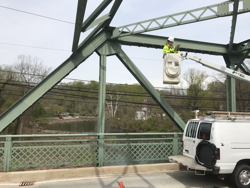nbuttorff's tweet photo. The @pennoni NBIS Bridge Inspection Team is everywhere in DE today. 4 teams completing @DelawareDOT Bridge Safety Inspections. Practicing #socialdistancing whenever possible and using proper PPE when 2 people are needed in the bucket. #onestopshop #safebridges #whypennoni https://t.co/QHuuq425Hn